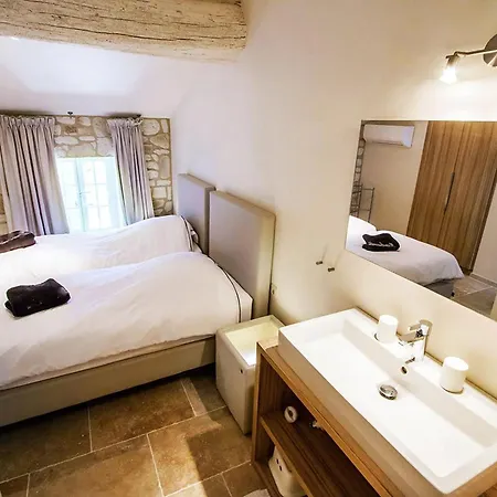 Apartament Classy In Que Des Corbi Res With Swimming Pool