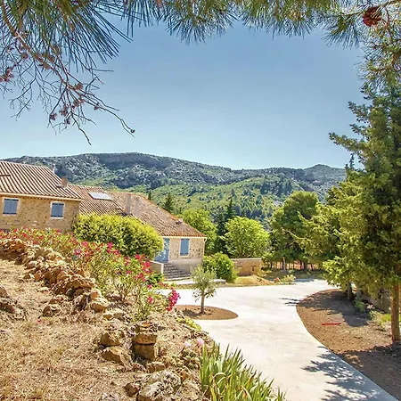 Apartament Classy In Que Des Corbi Res With Swimming Pool