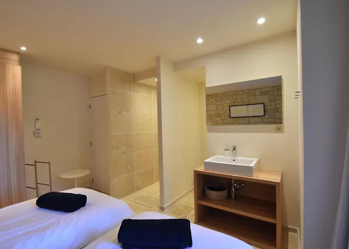 Classy In With Swimming Pool Apartment